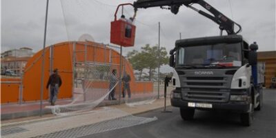 El Ayuntamiento construye una pista polideportiva en la Barriada de los Pueblos Hermanos