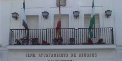 Desalojan el Ayuntamiento de Hinojos a causa de un incendio originado en una estufa