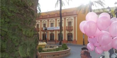 Globos rosas en La Palma del Condado contra el cáncer de mama