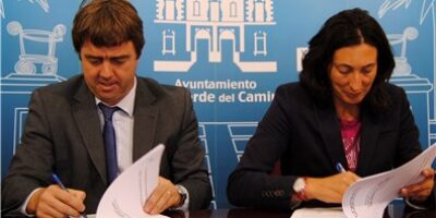 La alcaldesa de Valverde firma el contrato de remodelación del Mercado de Abastos