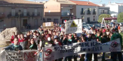 Vecinos de Niebla se manifiestan contra la quema de residuos de la cementera