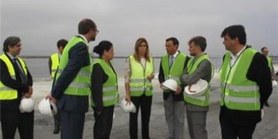 La presidenta de la Junta de Andalucía visita el Puerto de Huelva y conoce sus posibilidades como motor de desarrollo