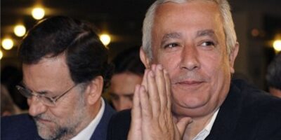 El PP arrasa y saca 10 puntos al PSOE