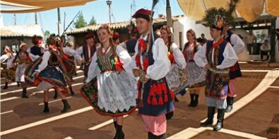 El Muelle de las Carabelas acoge durante tres días al XXXII Festival Internacional de Danzas de Villablanca