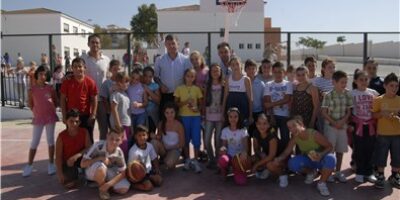 El Ayuntamiento de Palos inaugura dos pistas deportivas en el Colegio San Jorge