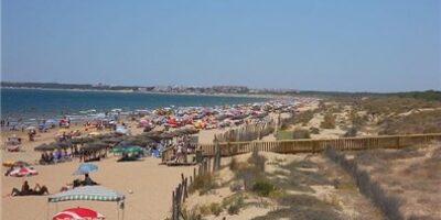 Las aguas de baño de la mayoría de las playas andaluzas mantienen unas adecuadas condiciones sanitarias