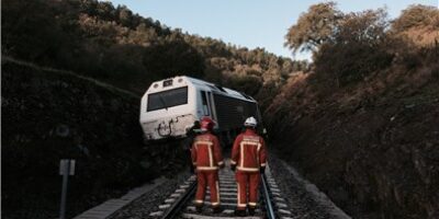 Bomberos del Consorcio evitan una fuga de amoniaco tras el descarrilamiento de un tren en La Nava