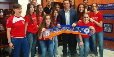 El alcalde recibe al equipo femenino junior de baloncesto para felicitarlas por su excelente temporada