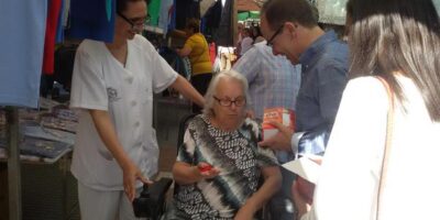 El candidato del PSOE de Hinojos visita el mercadillo acompañado por María Márquez