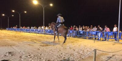 Un centenar de personas disfruta en Villarrasa de la IX Exhibición de  Doma a la Vaquera y Arte Ecuestre