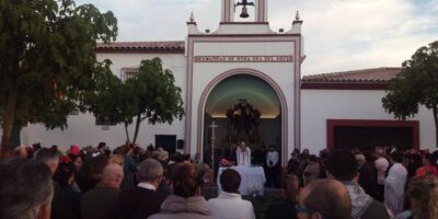 La hermandad del Rocío de Chucena hace su salida sin lluvia pero «mirando al cielo»