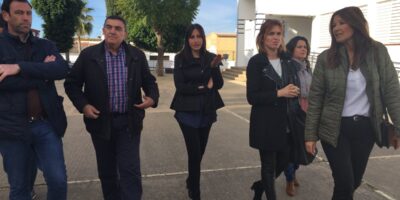 El delegado territorial de Educación anuncia el inicio de obras en su visita al «Manuel Siurot» de Chucena