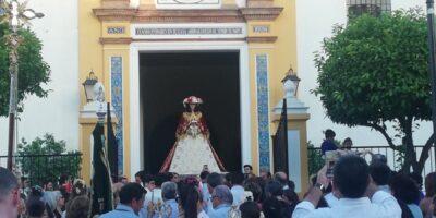 La Virgen del Rocío visita el recinto ferial de Pilas como culmen a la feria en su honor