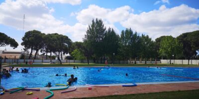 La piscina hinojera inaugura el verano a pleno rendimiento