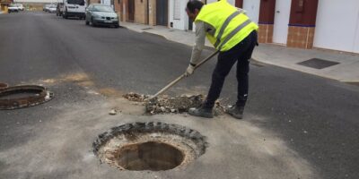 La Concejalía de Obras de Villalba activa los trabajos de mantenimiento en canales, cunetas y alcantarillas