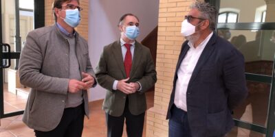 El delegado de empleo Antonio Augustín visita Villalba en compañía del alcalde para conocer la futura escuela de hostelería