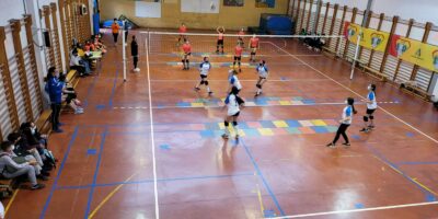 Lucena clausura la Escuela de Voleibol con una fiesta del agua