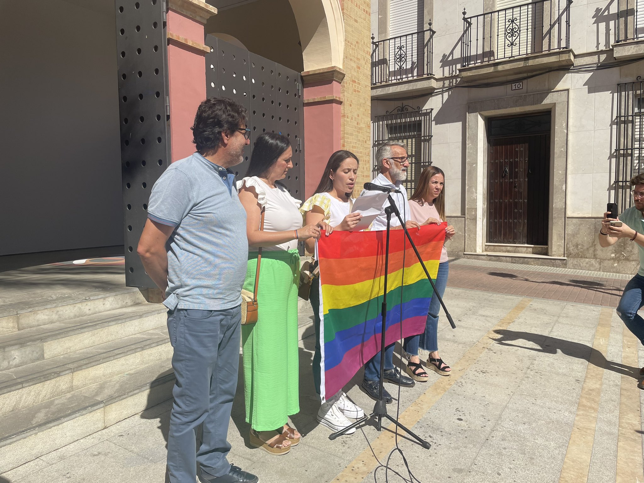 Bonares se tiñe de los colores del arcoiris para celebrar el Día Internacional del Orgullo LGTBIQ+