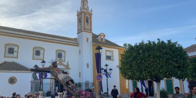 La juventud chucenera reza en torno al Cristo de Burgos