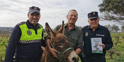 El burro «Galileo» recibe la visita de la Policía Local de Huelva