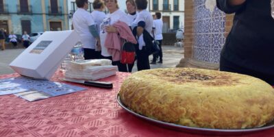 Una tortilla XL con 90 huevos cuyo resultado es una delicia de 40 cm de diámetro en Manzanilla