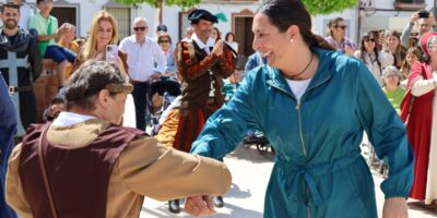 Loles López visita en Chucena la I Feria Medieval protagonizada por personas con discapacidad