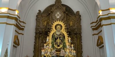 La Patrona de Manzanilla procesiona bajo la atenta mirada de vecinos y visitantes