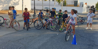 Los pequeños chuceneros participan en una competición de bicicletas con obstáculos y a contrarreloj