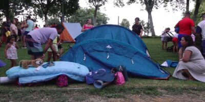 Los más pequeños de Paterna disfrutan de una noche de acampada en la piscina