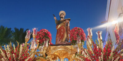 San Bartolomé camina junto al paternino en su festividad