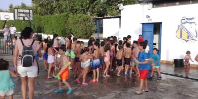 Chucena sofoca el calor mediante la diversión