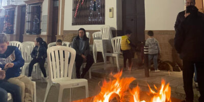 Los vecinos de la Calle Hernán Cortés de Lucena celebran una Zambomba para festejar la Navidad