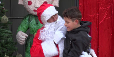 Niebla recibe la visita de Papa Noel y endulza su Navidad con una chocolatada