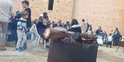 Villancicos a los pies de la muralla: la Hdad. de la Virgen del Pino de Niebla celebra una zambomba