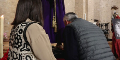 Cercanía y devoción en el besapies del Nazareno de Niebla