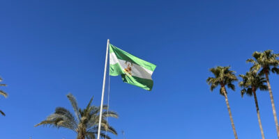 La Bandera andaluza ondea sobre un deslumbrante cielo azul en Villarrasa