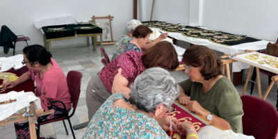 Las escaceneras bordan en oro el patrimonio artístico de su localidad