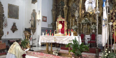 Los chuceneros acompañan al Santísimo en la procesión de Corpus