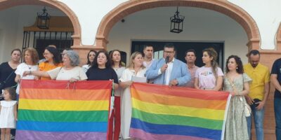 Los colores del colectivo  LGTBIQ+ ondean orgullosos en Villarrasa