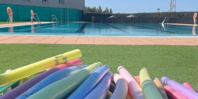 El campamento de verano y la piscina municipal de Chucena inician su actividad