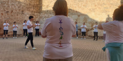 Niebla conmemora el Día Mundial del Yoga entre las murallas de su castillo