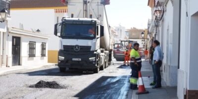 El Ayuntamiento de Palos realiza nuevas tareas de asfaltado en las calles