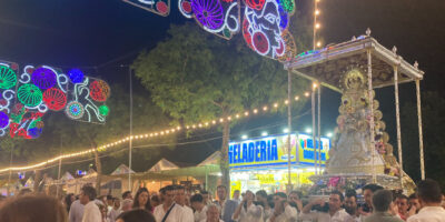 Pilas se emociona con la llegada de su Virgen del Rocío a la feria