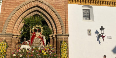 La Divina Pastora y la Santa Cruz llenan de luz Hinojos en su tradicional Romerito