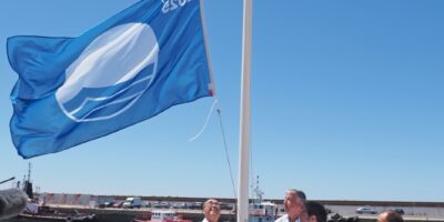 Mazagón iza su bandera azul en el Puerto Deportivo