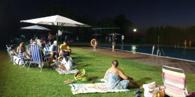 Villarrasa disfruta de su piscina bajo la luz de la luna