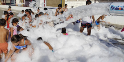 Los pequeños villarraseros se zambullen en una Fiesta de la Espuma durante su Feria