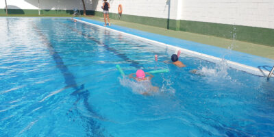 Niebla disfruta de sus últimos chapuzones en la piscina antes de que acabe el verano