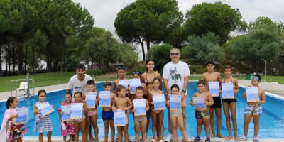 Los pequeños nadadores de Bonares celebran el final de curso