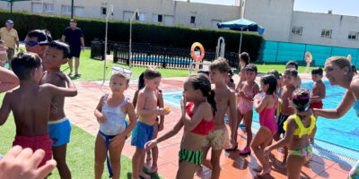 Chucena pone fin a las escuelas de verano con una fiesta en la piscina